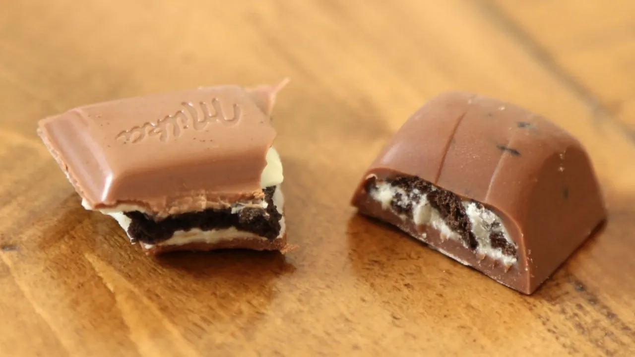 Pozor: Odpoklic čokolade Milka Oreo Bar, saj lahko ta vsebuje plastiko