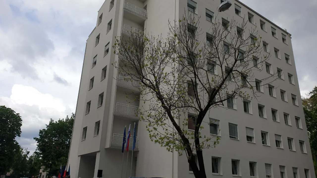 Zakaj cene bivanja v študentskih domovih ostajajo enake tudi poleti?