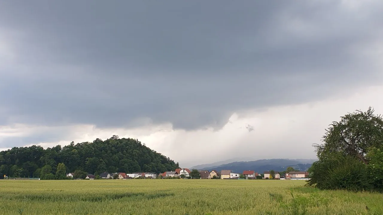 Prehod vremenske fronte: Arso za celotno državo izdal oranžno opozorilo, najbolj burno bo ...