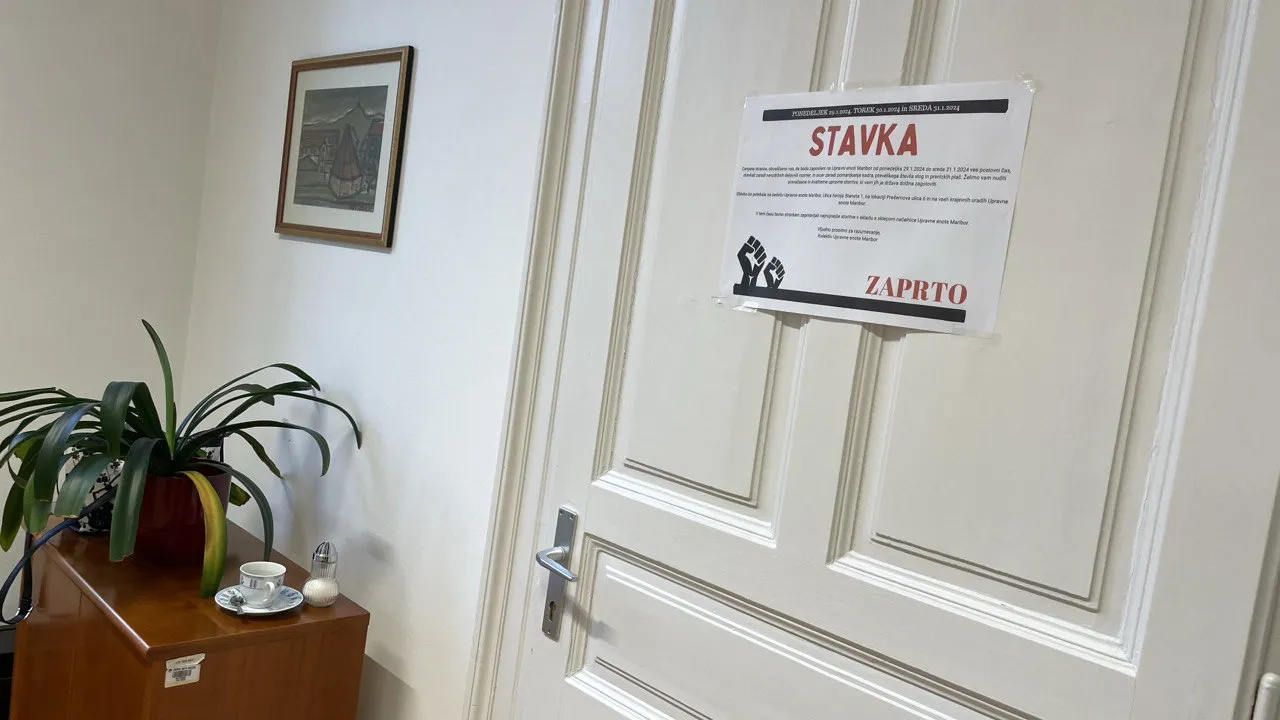 Nad stavkajočimi na upravnih enotah naj bi se izvajal mobing, sindikat sprožil inšpekcijski postopek