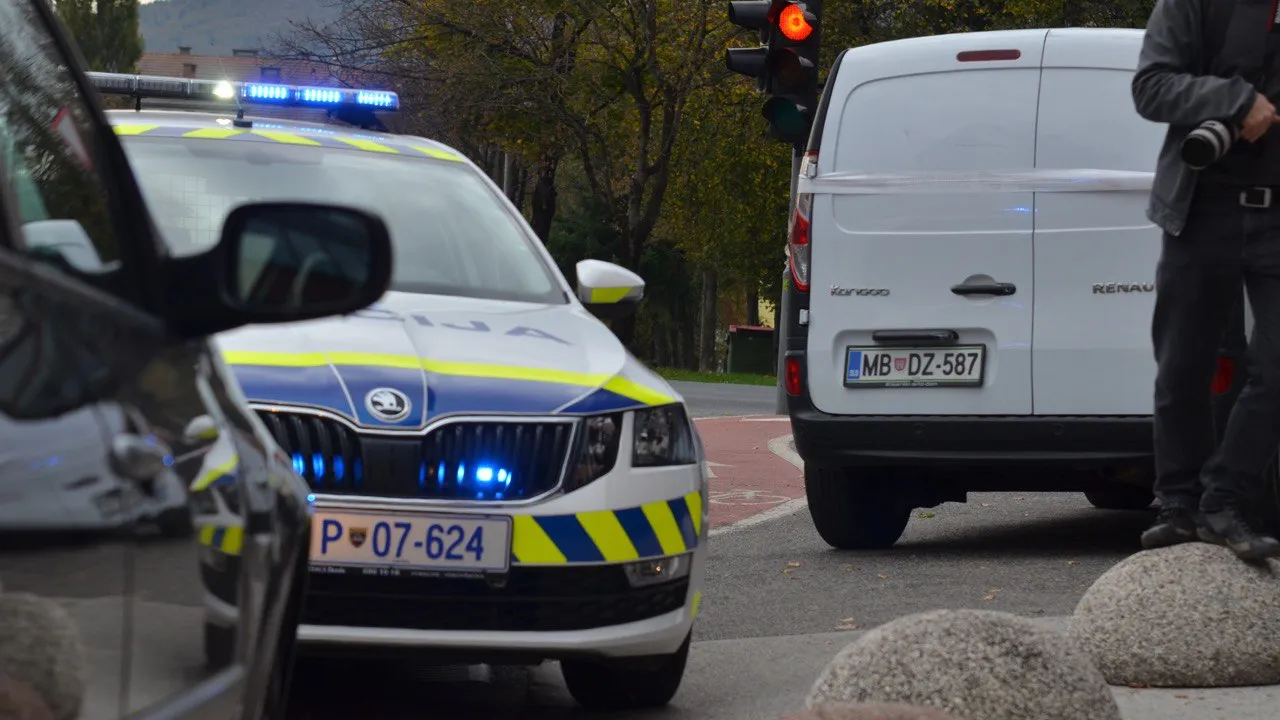 PU Maribor: Huda prometna nesreča zaradi prehitre vožnje, 'nasrkala' sopotnica na motorju