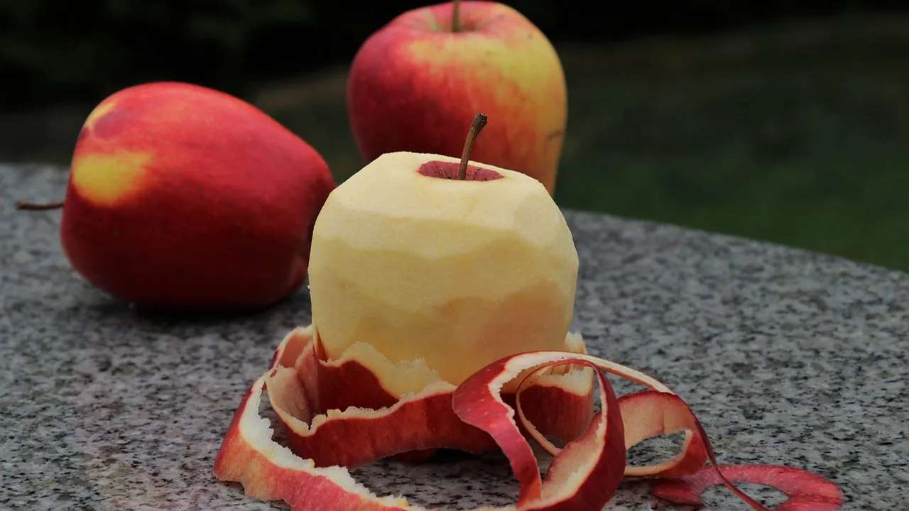 Ne zavrzite jih: 5 neverjetnih načinov uporabe jabolčnih olupkov