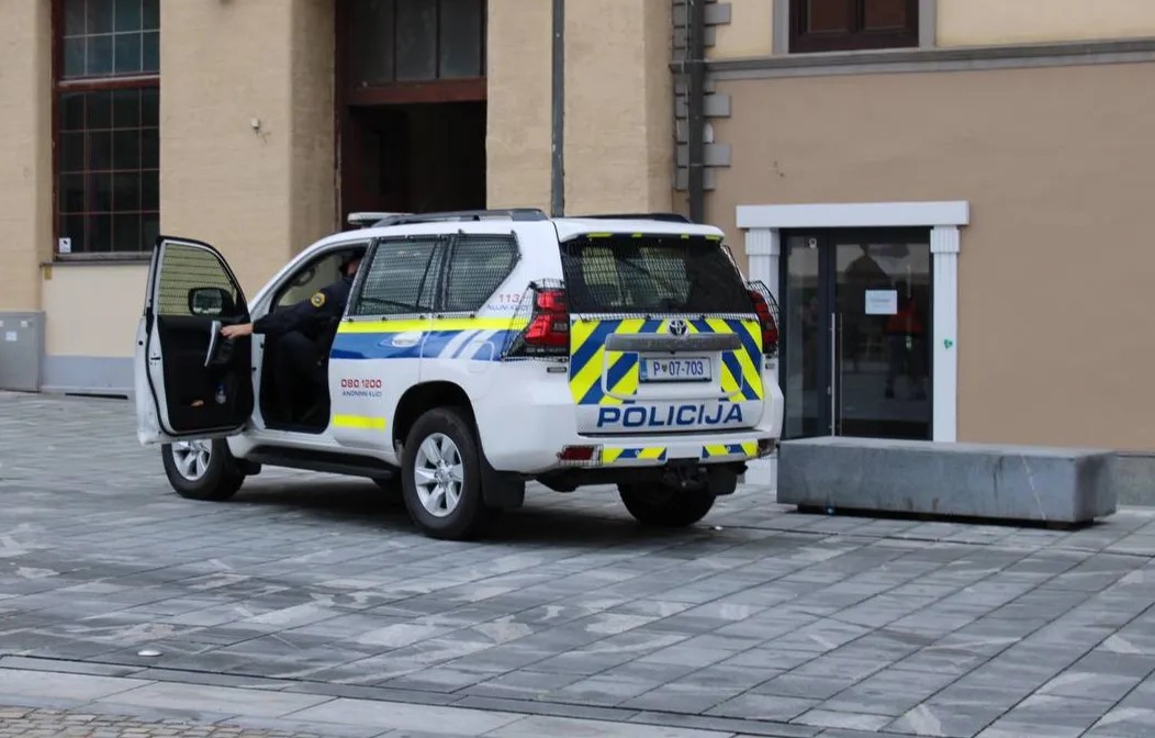 Rop sredi trga: Po dvigu gotovine na bankomatu sta ga zamotila, eden izmed roparjev celo grozil z nožem
