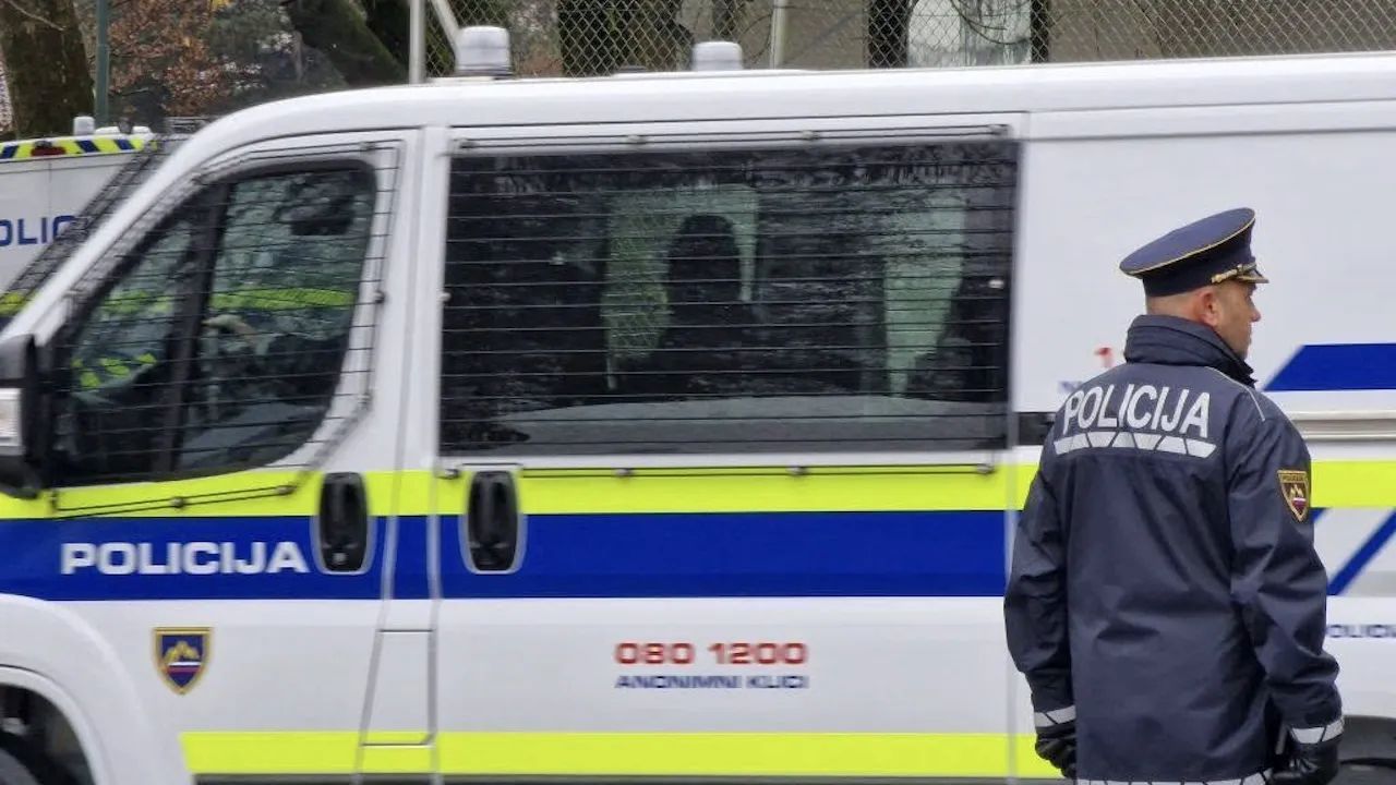 27-letnik streljal sredi naselja, na kraj bilo napotenih več policijskih patrulj
