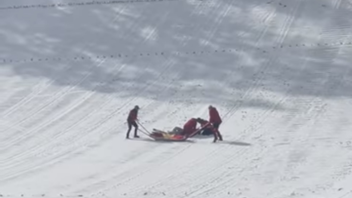 FOTO: Mlad slovenski skakalec na planiški letalnici grdo padel