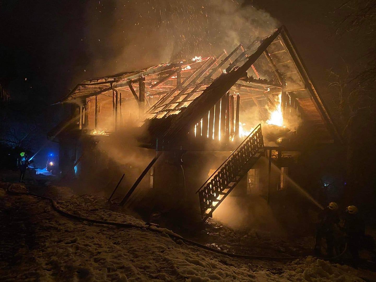 FOTO: Požar povsem uničil stanovanjski objekt na Remšniku, lastnik pri gašenju utrpel poškodbe