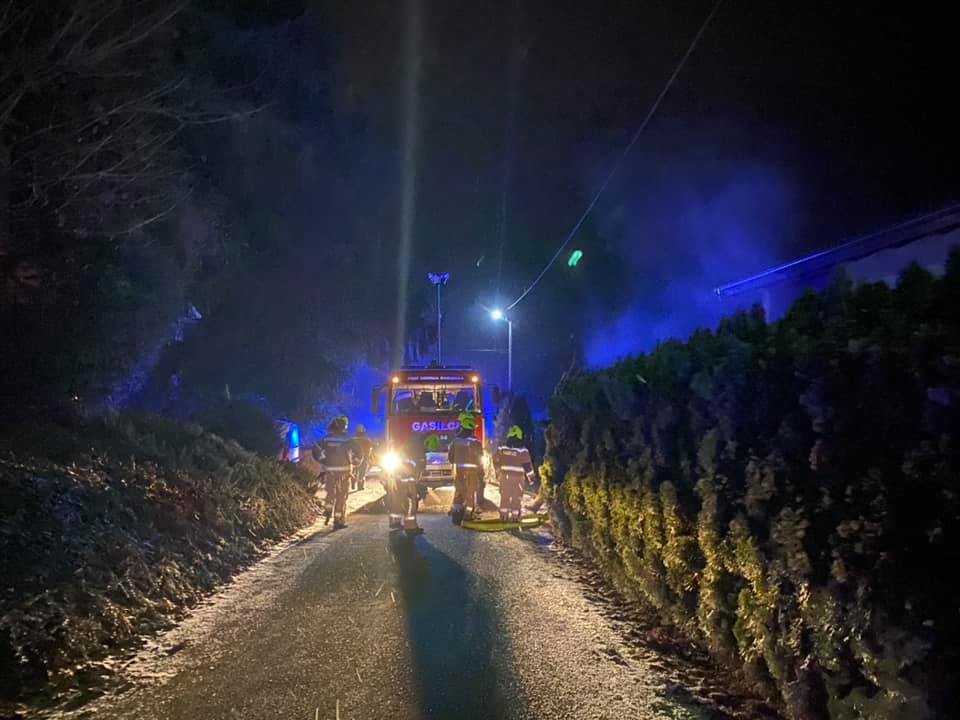 FOTO: Ogenj zajel stanovanjsko hišo, na delu gasilci