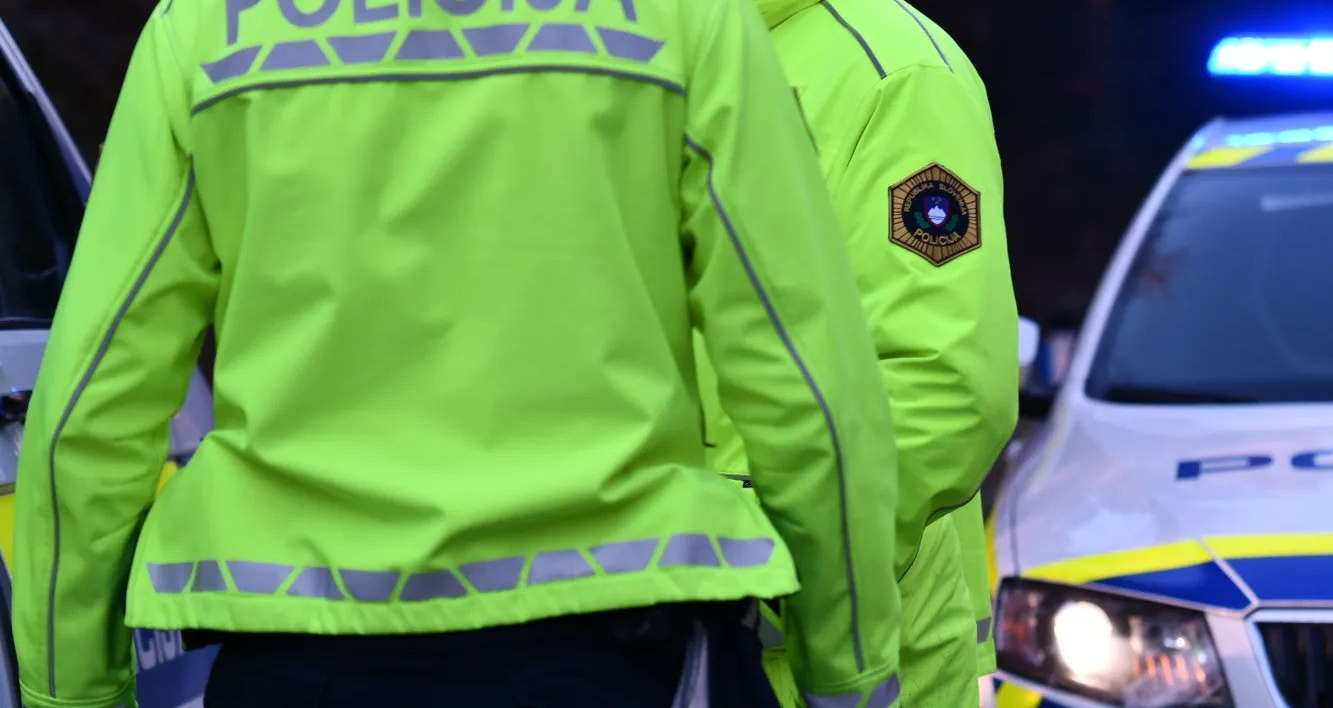 Neznani voznik divjal po Mariboru in ogrožal pešce, policija zbira informacije