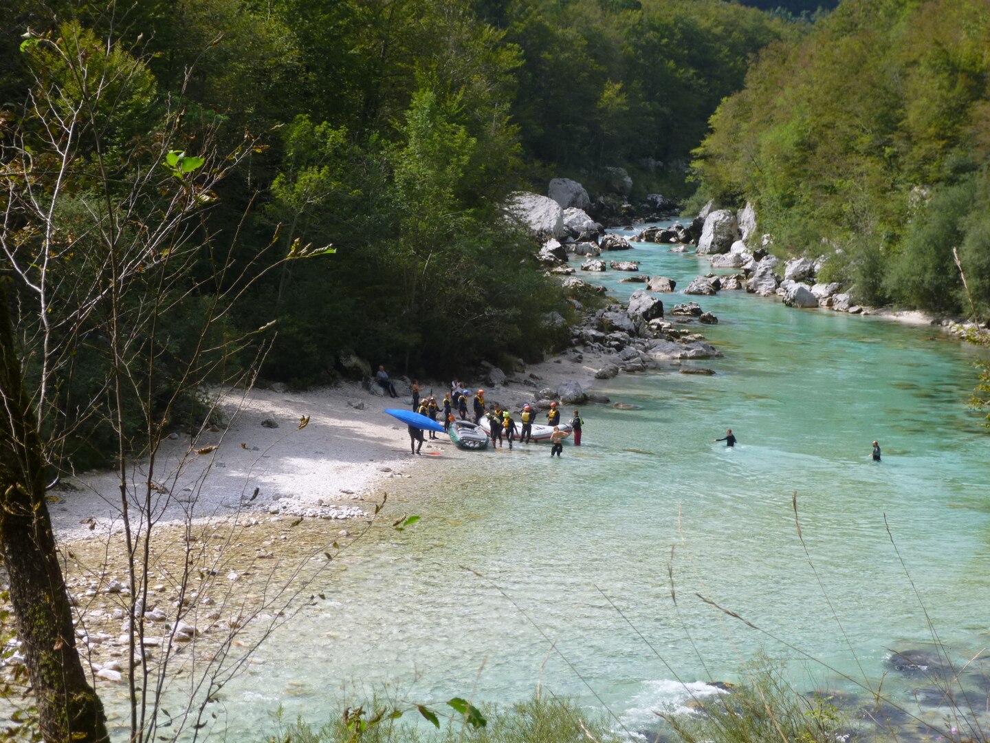 Spust po Soči usoden za 65-letnega kajakaša, kljub hitri pomoči je bilo prepozno