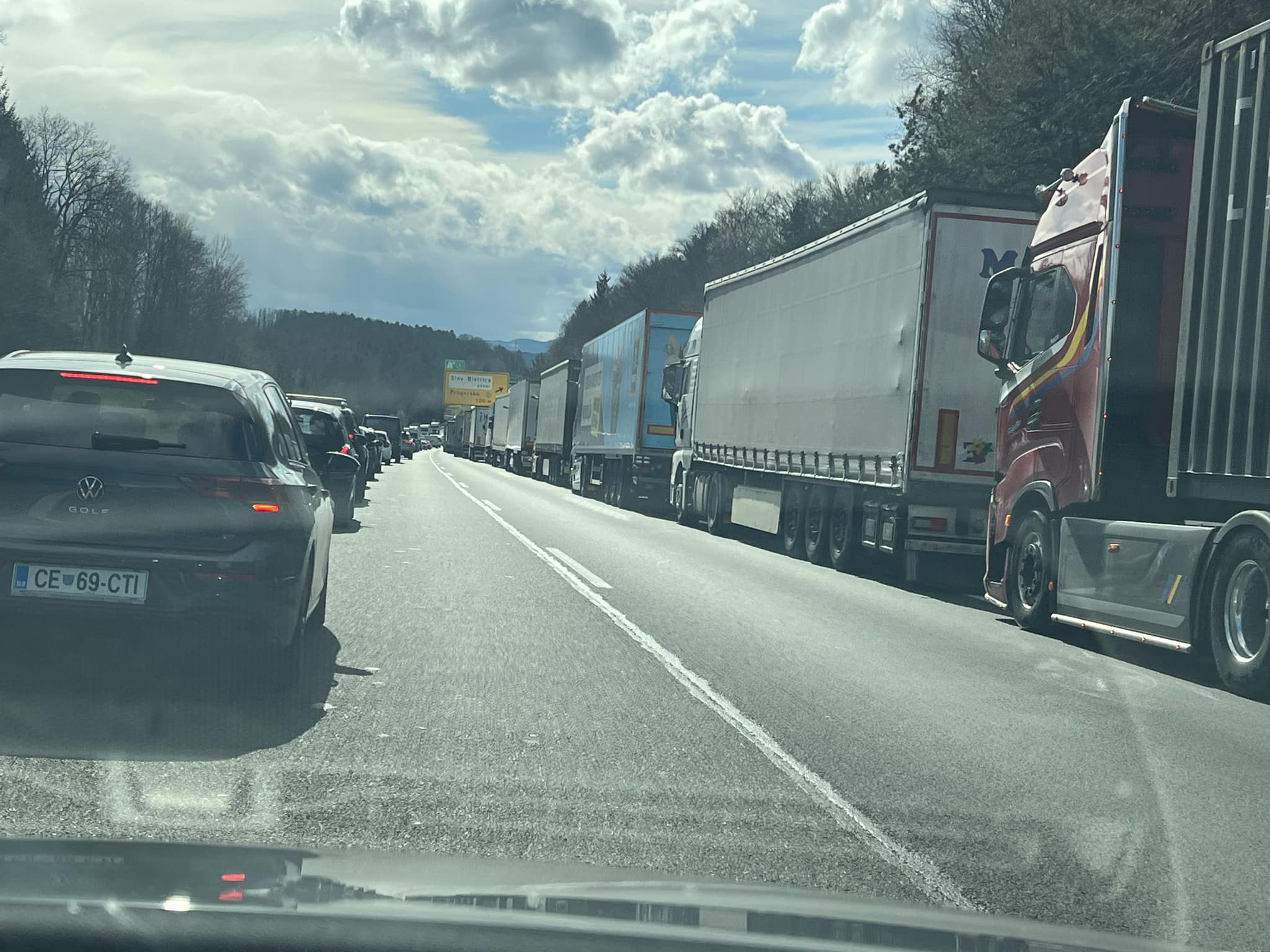 Štajerska avtocesta zaradi gorečega vozila zaprta v obe smeri