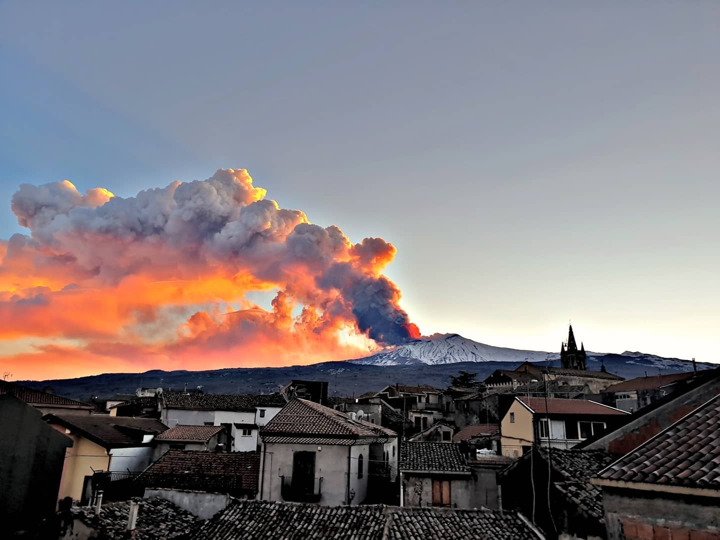 VIDEO: Etna bruha ogenj in pepel, letališče v Catanii zaprto