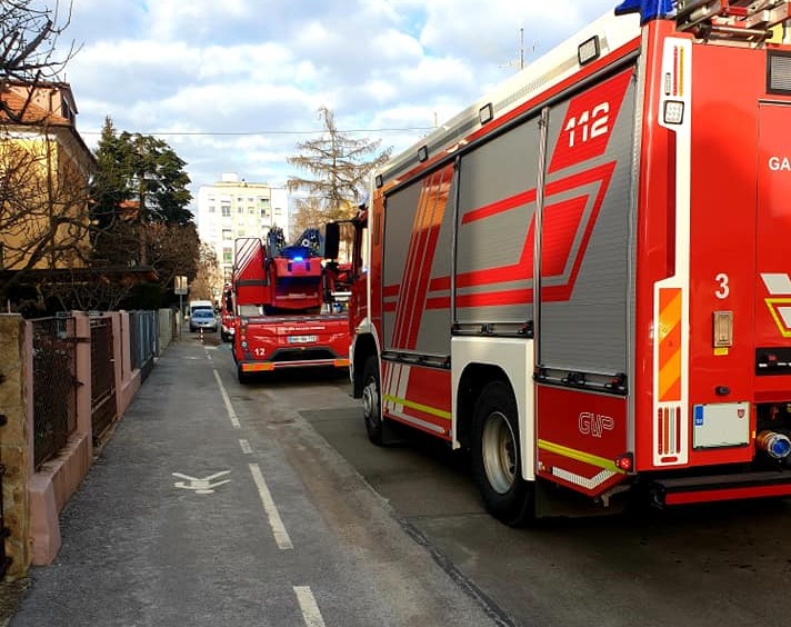 FOTO: Popoldne zagorelo v večstanovanjskem objektu v Mariboru, posredovali gasilci