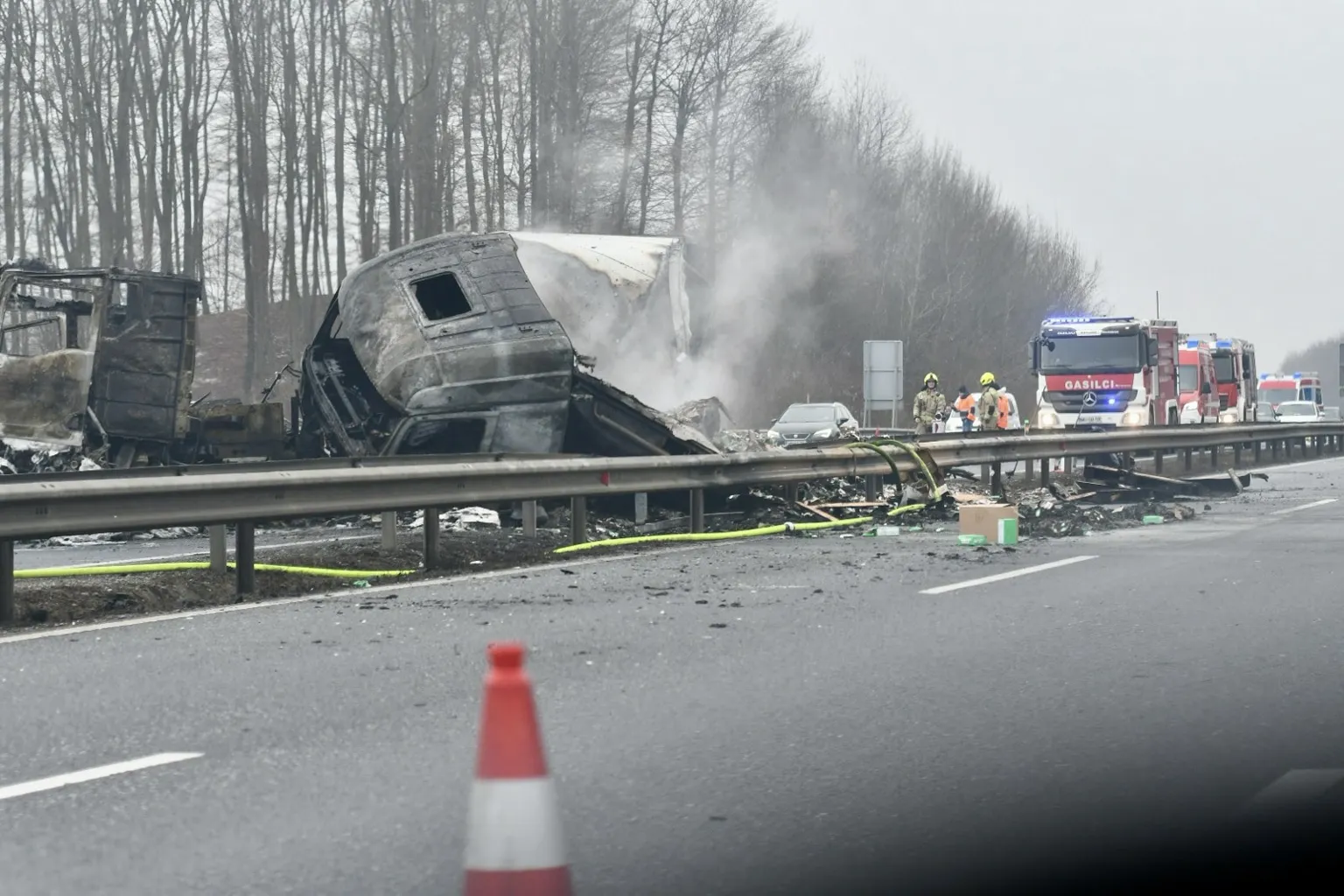 Znane nove podrobnosti včerajšnje prometne nesreče: Gasilska intervencija trajala skoraj ves dan