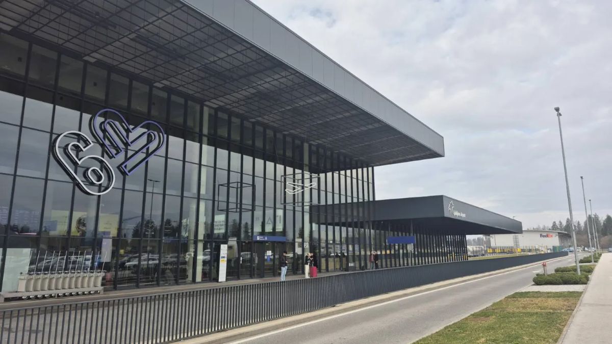 Na Brniku pristala že tri letala z evakuiranimi Slovenci, četrto prihaja opoldne