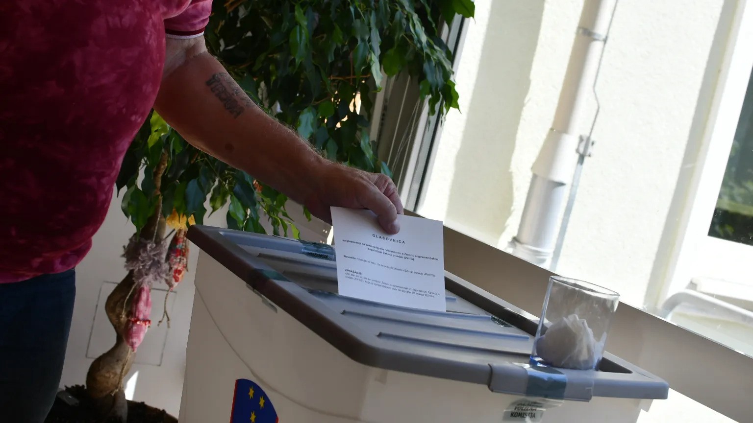 Napeto pred referendumom o pomoči pri prostovoljnem končanju življenja: Koliko glasov je potrebnih, da se zakon zavrne?