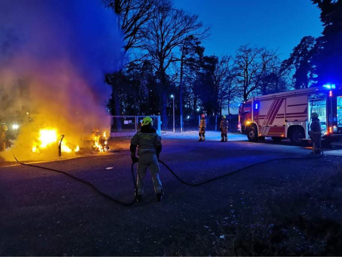 FOTO: Ognjeni zublji na Teznu zajeli vozilo, na delu gasilci