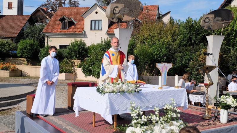 V času velikonočnih praznikov poostren nadzor v okolici cerkva, dovoljena bogoslužja na prostem