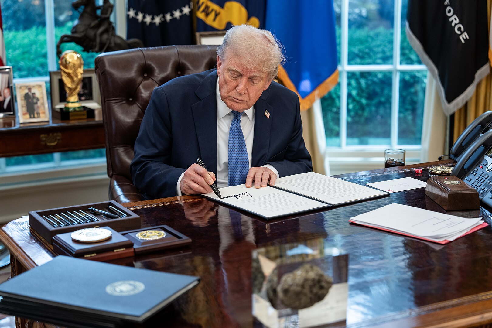Kako je Donald Trump v prvih 100 dneh vladanja pretresel svet