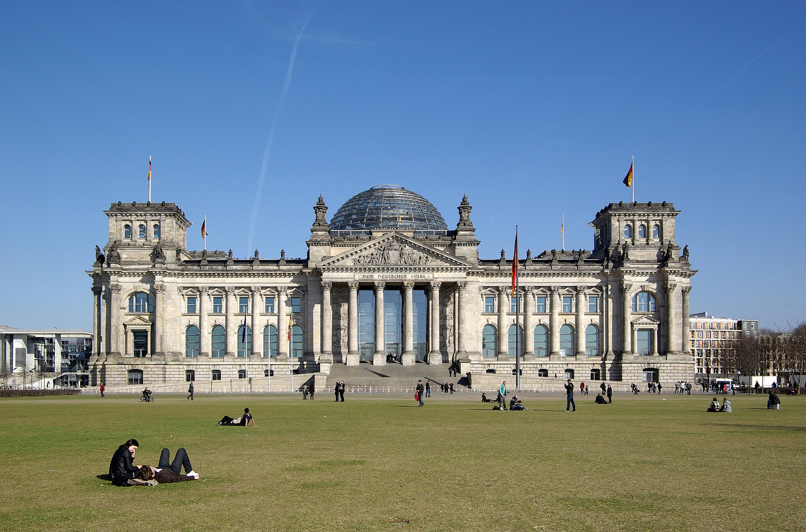 Nemška policija aretirala 25 skrajnežev, ki naj bi načrtovali napad na parlament