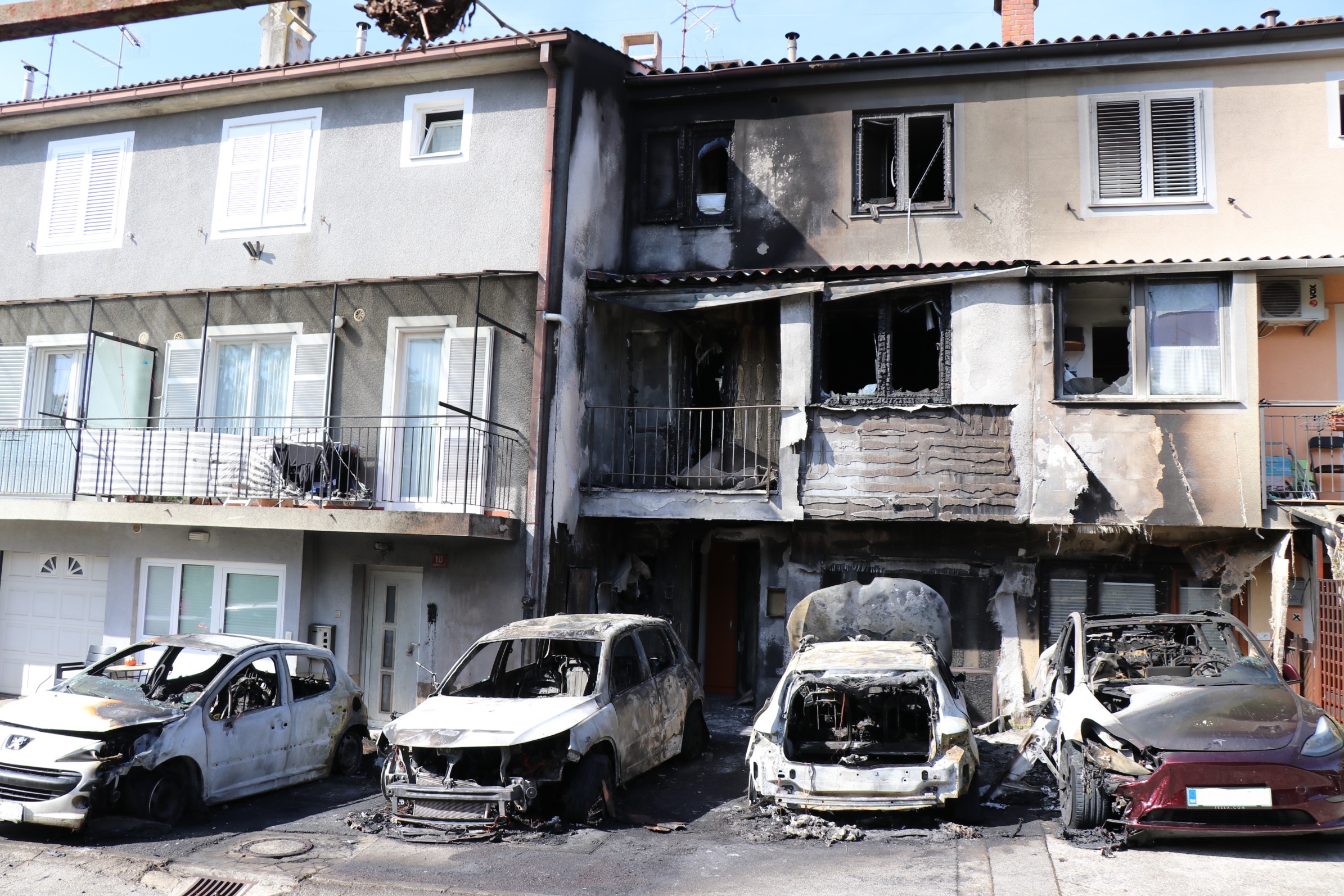 FOTO: 38-letnik podtaknil požar, stanovalci bežali iz domov