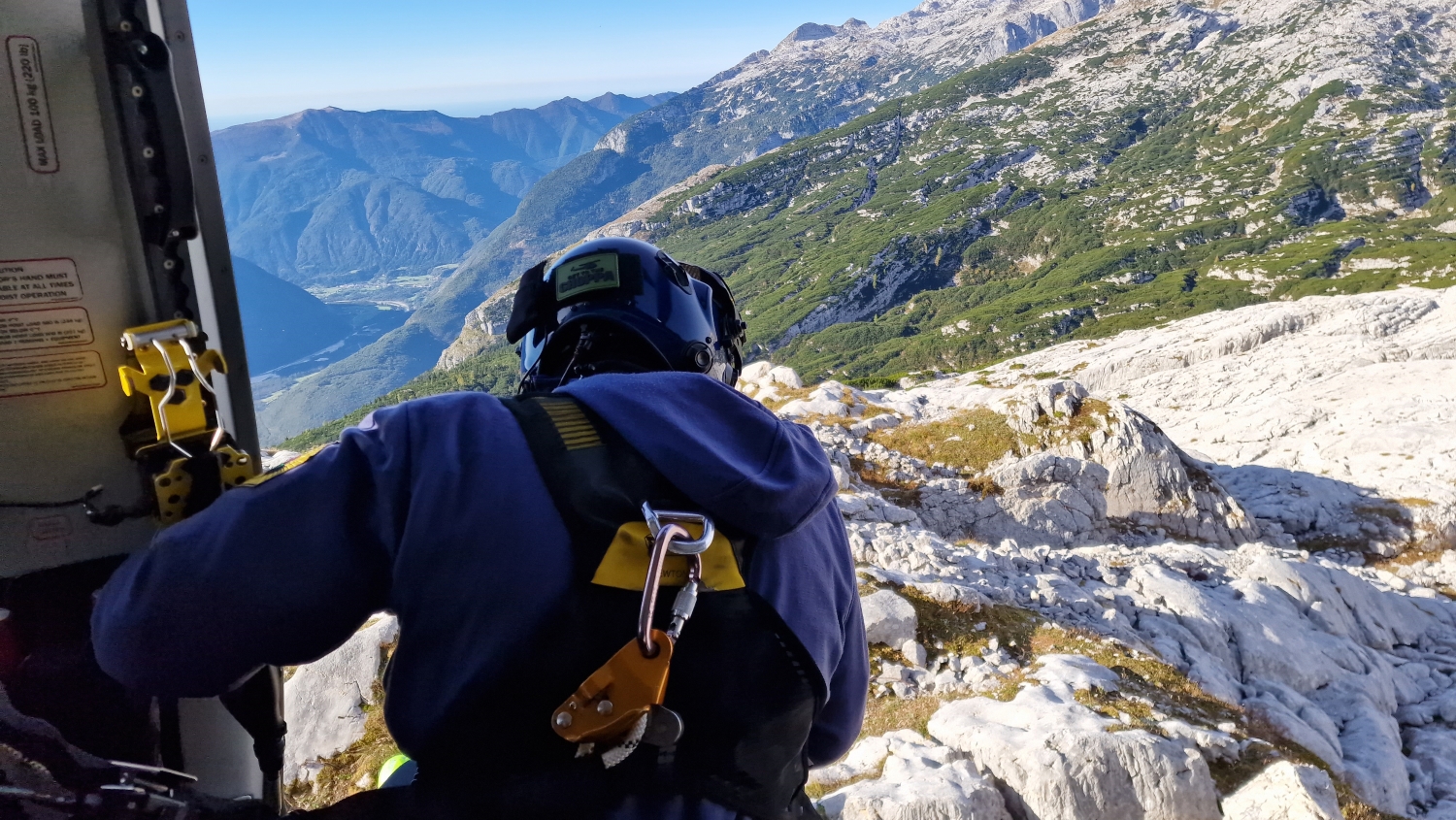 40-letni skakalec z 'wingsuitom' skočil z višine 2580 metrov, končalo se je tragično
