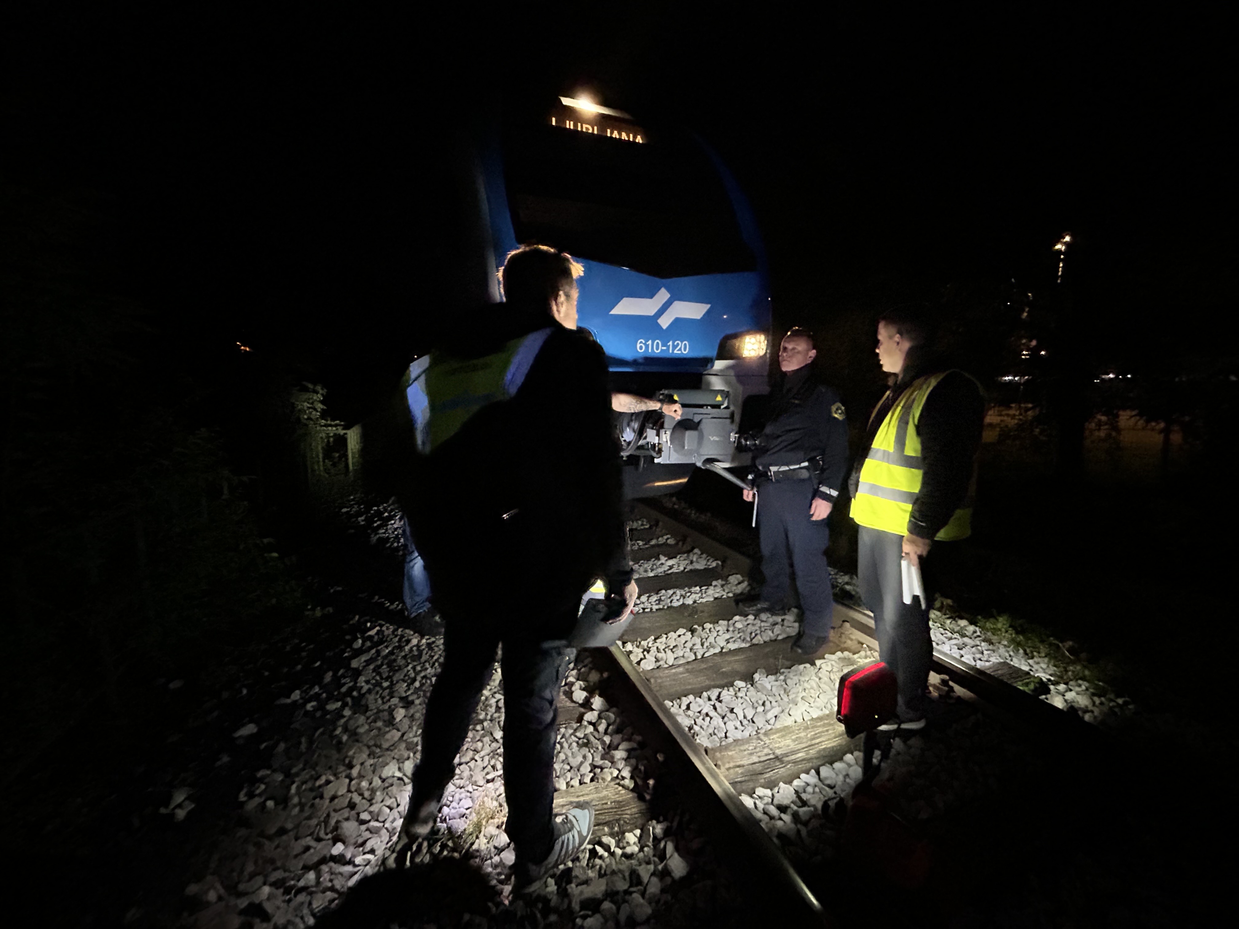 Nepridipravi na tire postavili večjo skalo, v katero je trčil vlak s 30. potniki