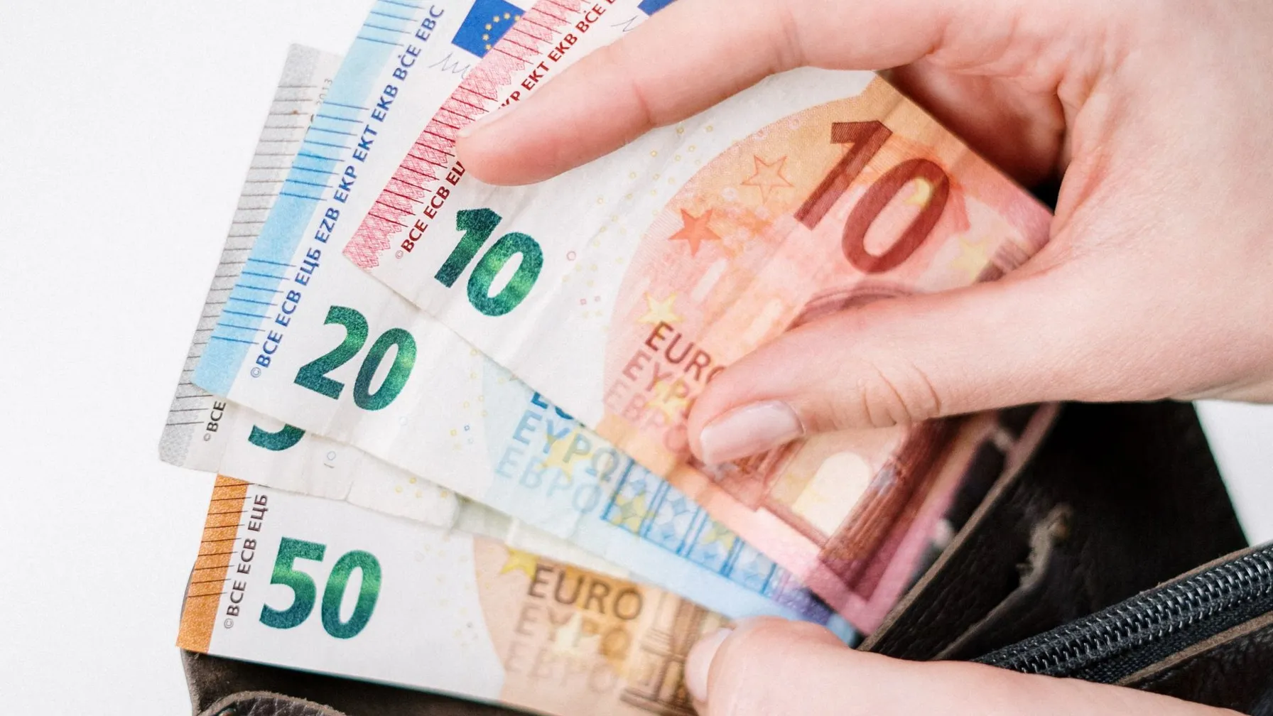 Nova evropska plačna direktiva: Bodo plače zasebnega sektorja postale javne?