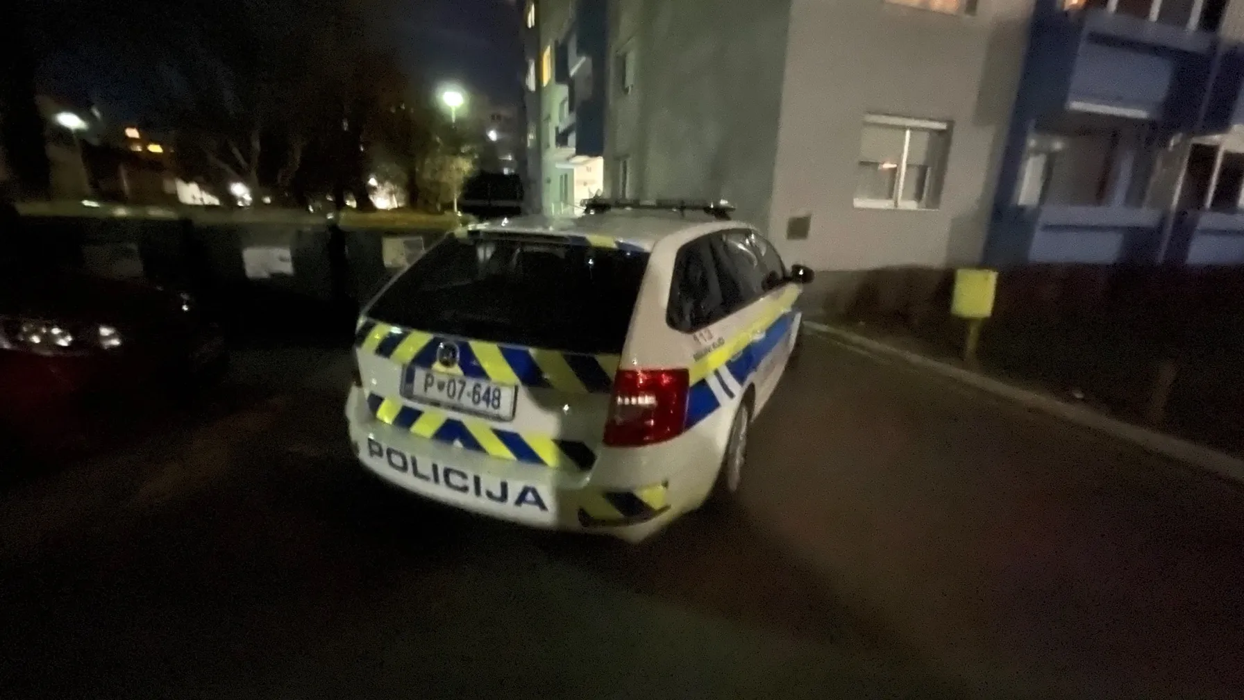 V Rogozi trčila avtomobila, oba voznika na zatožno klop