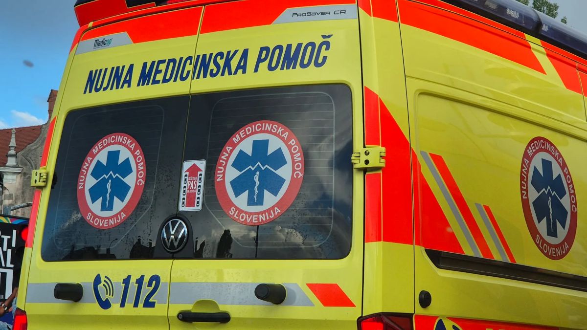 Med nudenjem pomoči oboleli osebi reševalka bila napadena in lažje poškodovana