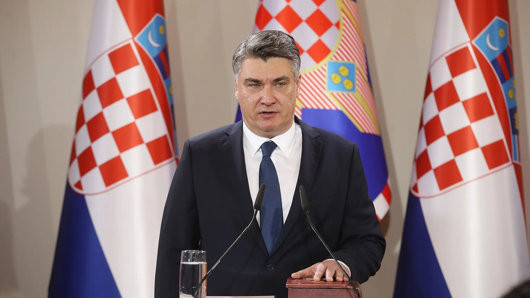 Ustavno sodišče: Milanović ne more biti kandidat za premierja, dokler je predsednik