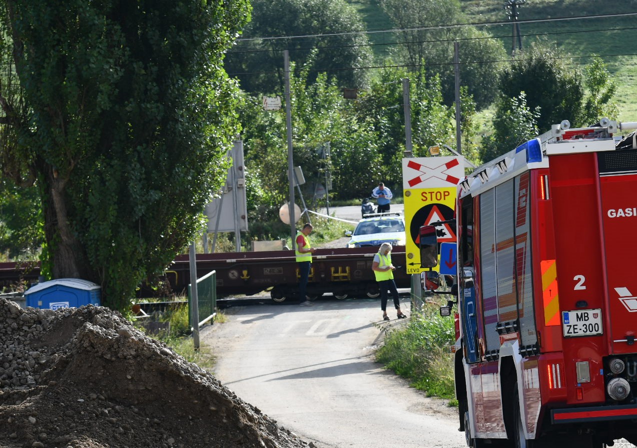 Na prehodu zapeljal pred vlak: Voznik v trčenju utrpel hude poškodbe