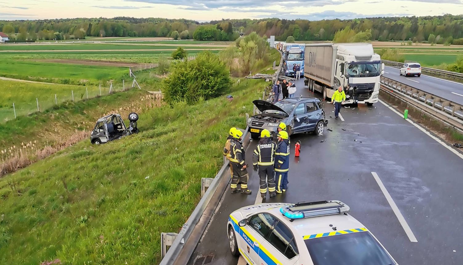 FOTO: Tovornjakar na avtocesti trčil v stoječe vozilo