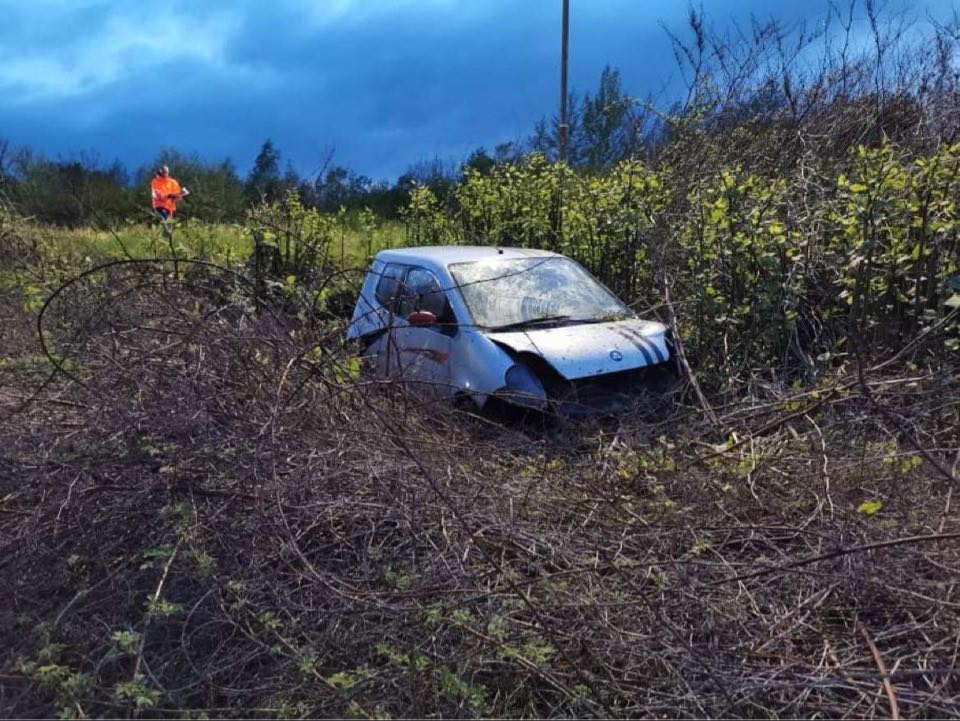 FOTO: V Bohovi vozilo zletelo s ceste, ena oseba utrpela poškodbe