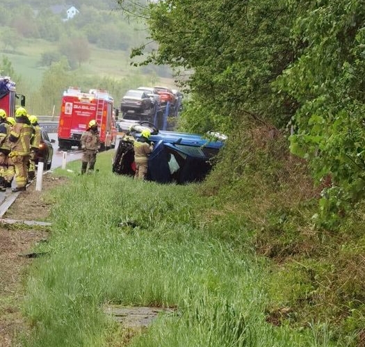 FOTO: Z vozilom zapeljal z avtoceste in se prevrnil, na delu gasilci