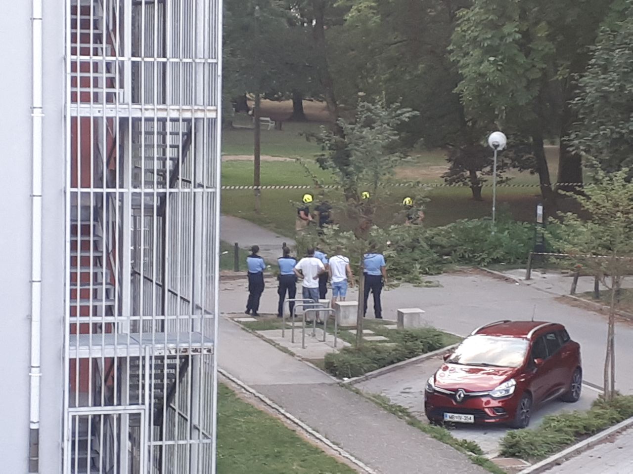 FOTO: V Mestnem parku morali posredovati gasilci in policija