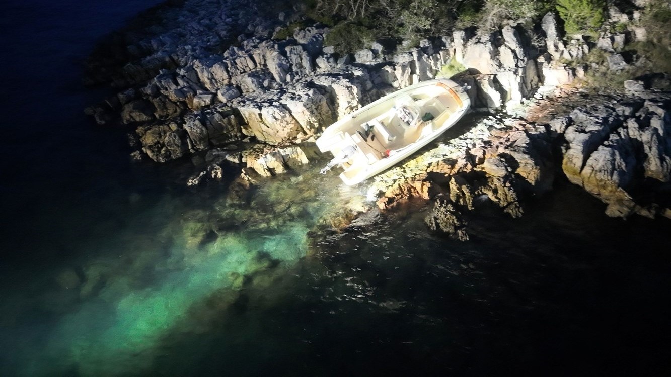 FOTO: Slovenec na Hrvaškem s čolnom "poletel" na skale, reševal ga je domačin