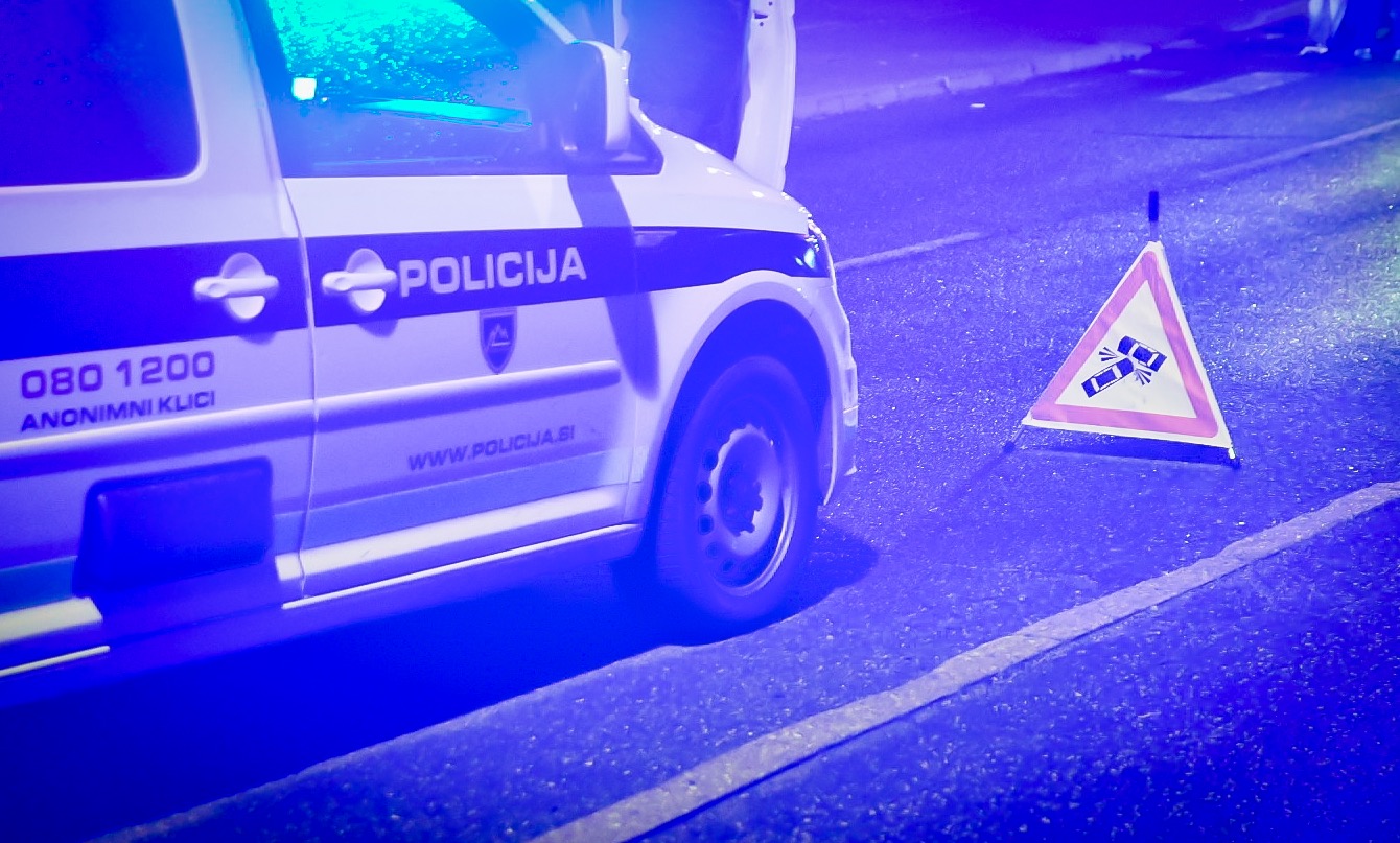 Voznik v križišču v Mariboru trčil v dva pešca, policija ga išče