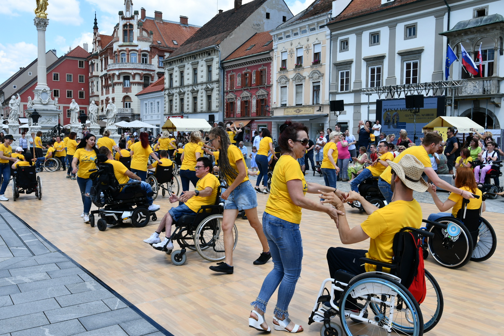 FOTO in VIDEO: Na Glavnem trgu zaplesali &#8220;Sončki&#8221; na vozičkih