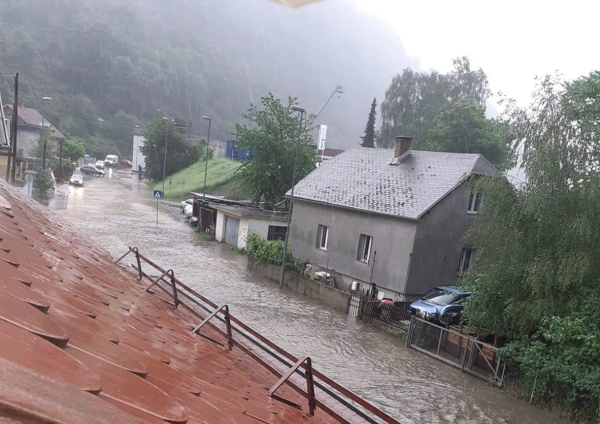 FOTO in VIDEO: Zaradi močnega deževja v Melju zalilo cesto