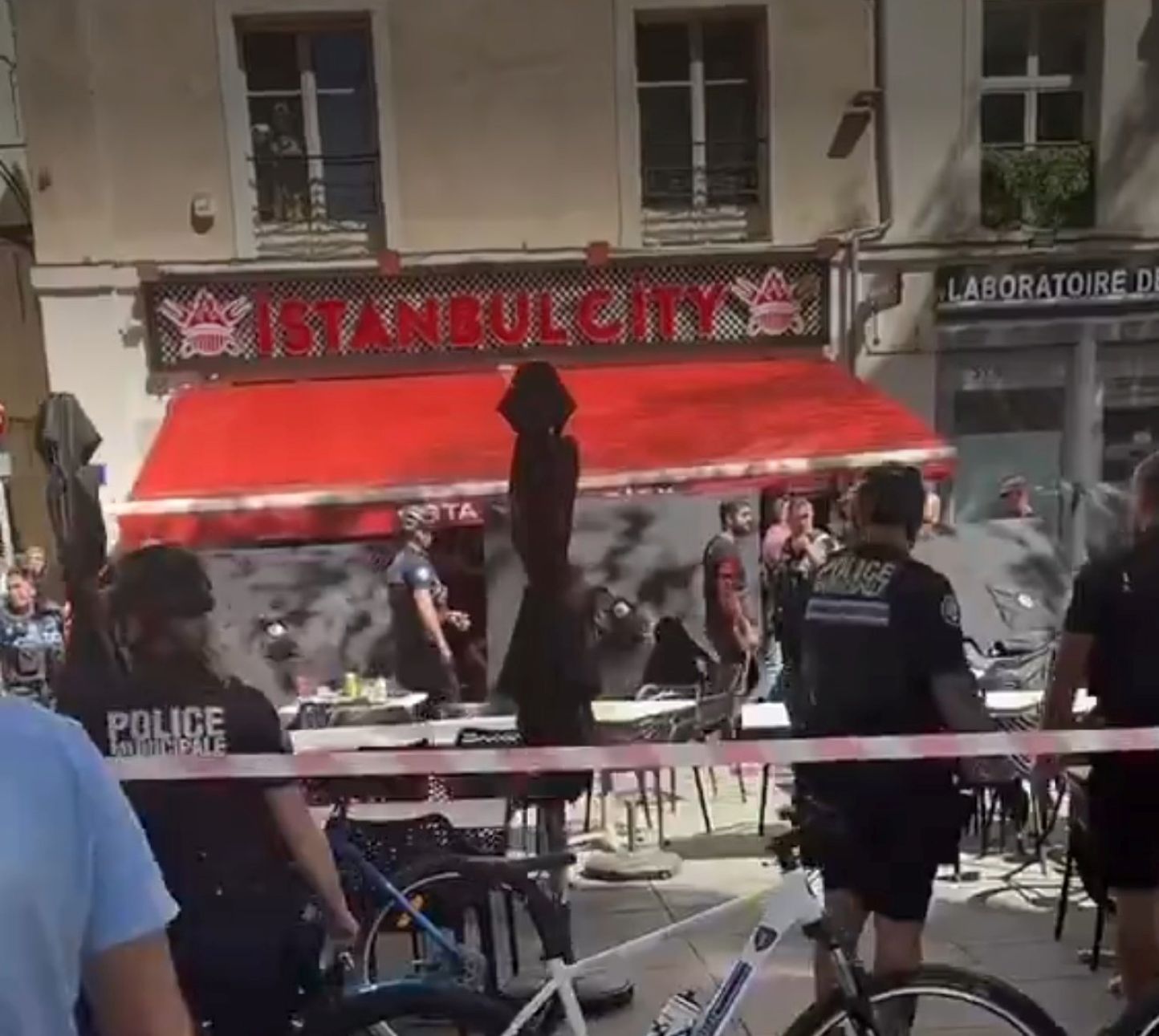 FOTO: Več ranjenih v napadu z nožem na jugu Francije