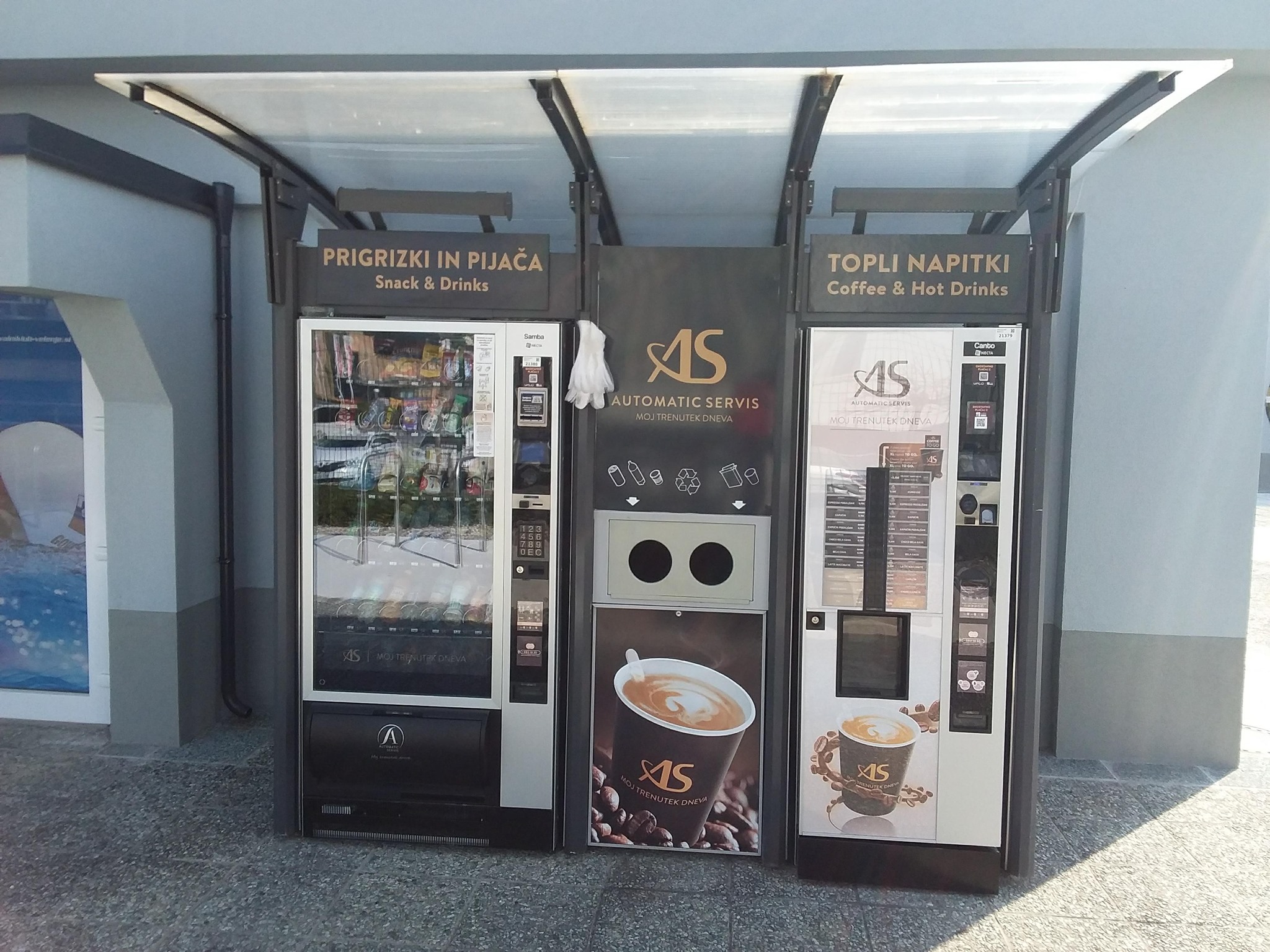 Konec sladkih napitkov: Zakaj se ljudje na avtomatih zdaj množično odločajo za espresso?