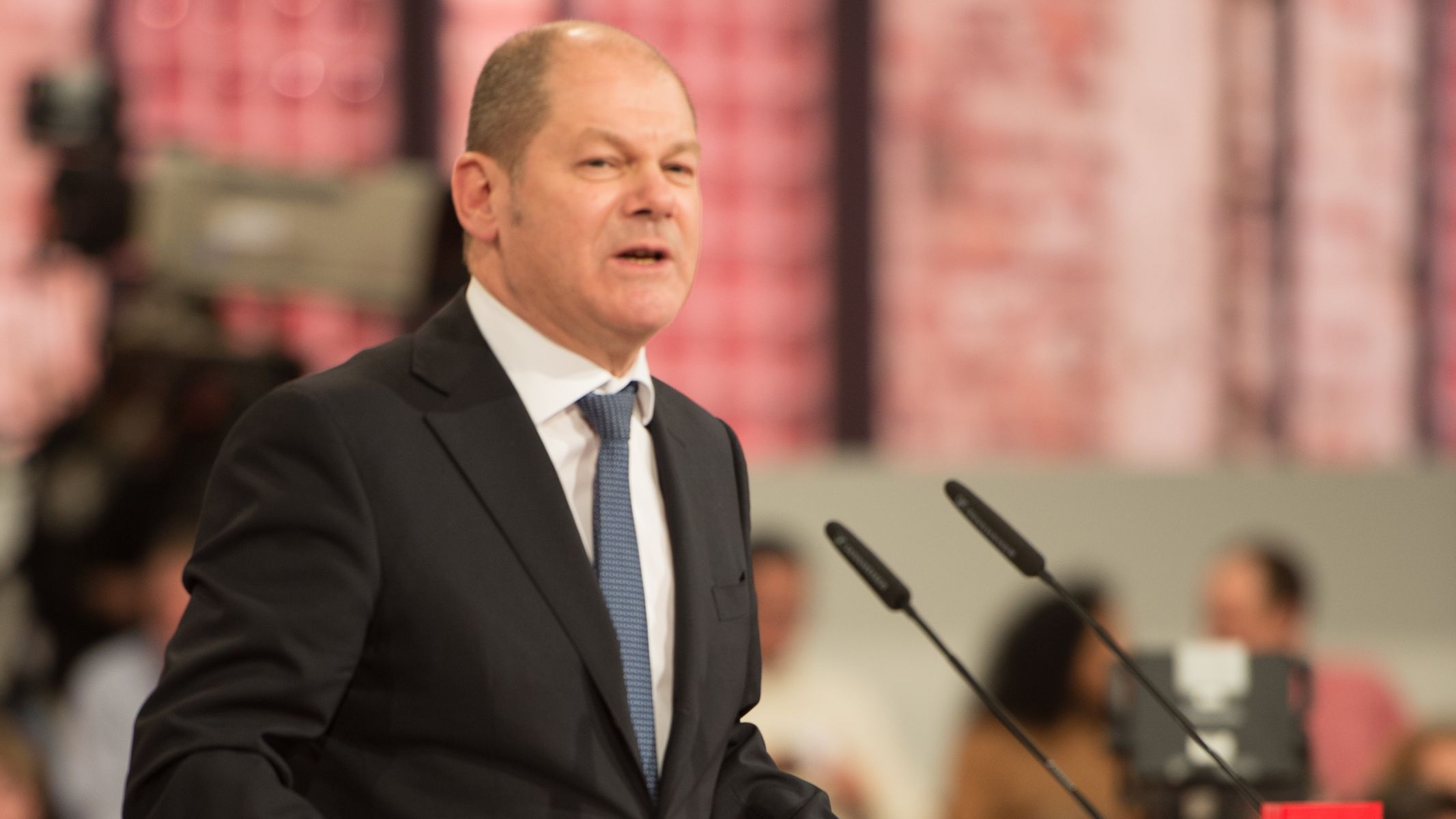 Scholz: Razprava o pošiljanju evropskih vojakov v Ukrajino trenutno zelo neprimerna