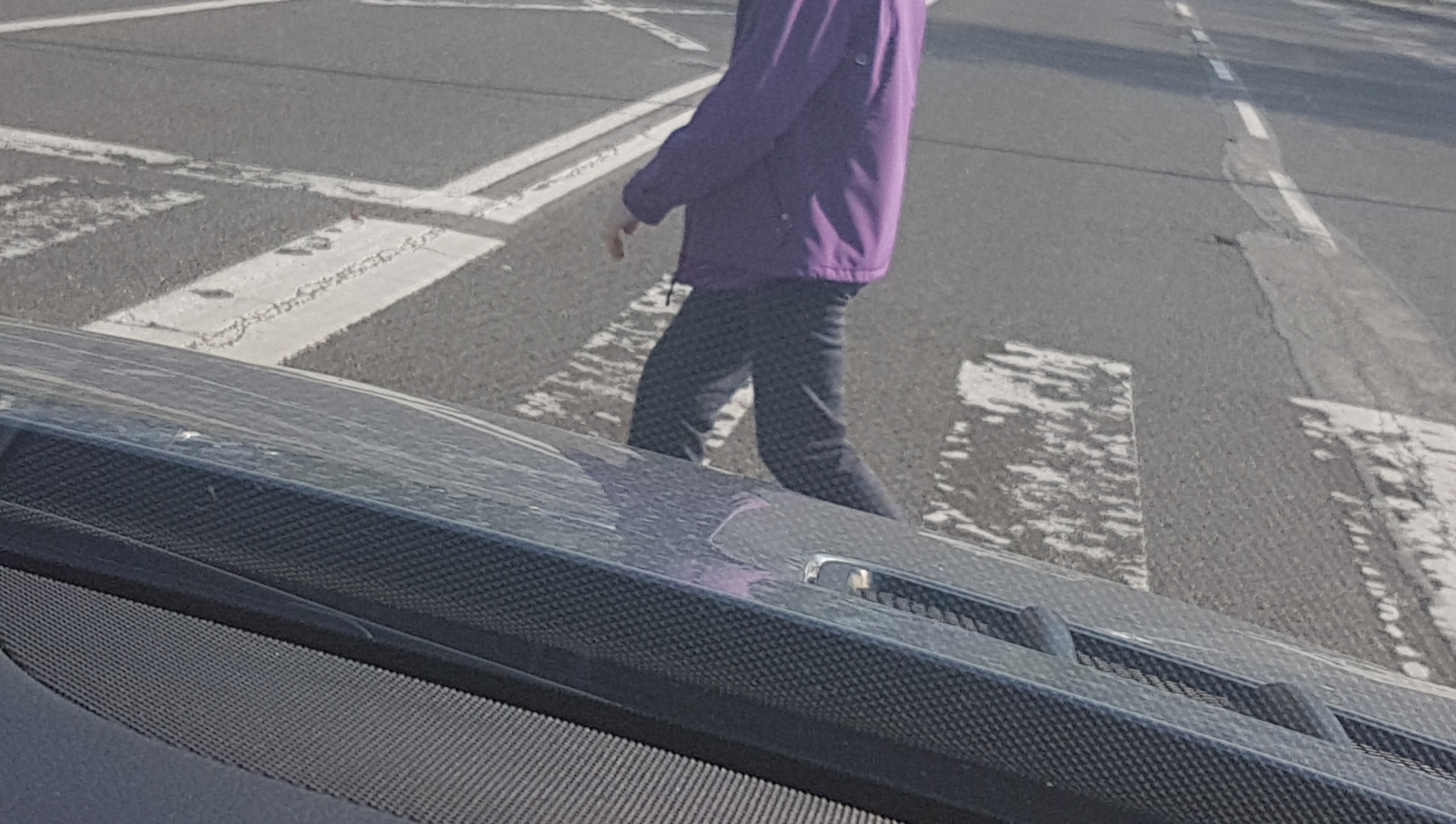 Tako se mu je mudilo, da je vozilo prehiteval kar na prehodu za pešce, nato pa trčil v peško in ...