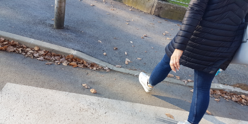 Voznik zbil mladoletno peško in pobegnil, policisti prosijo za pomoč