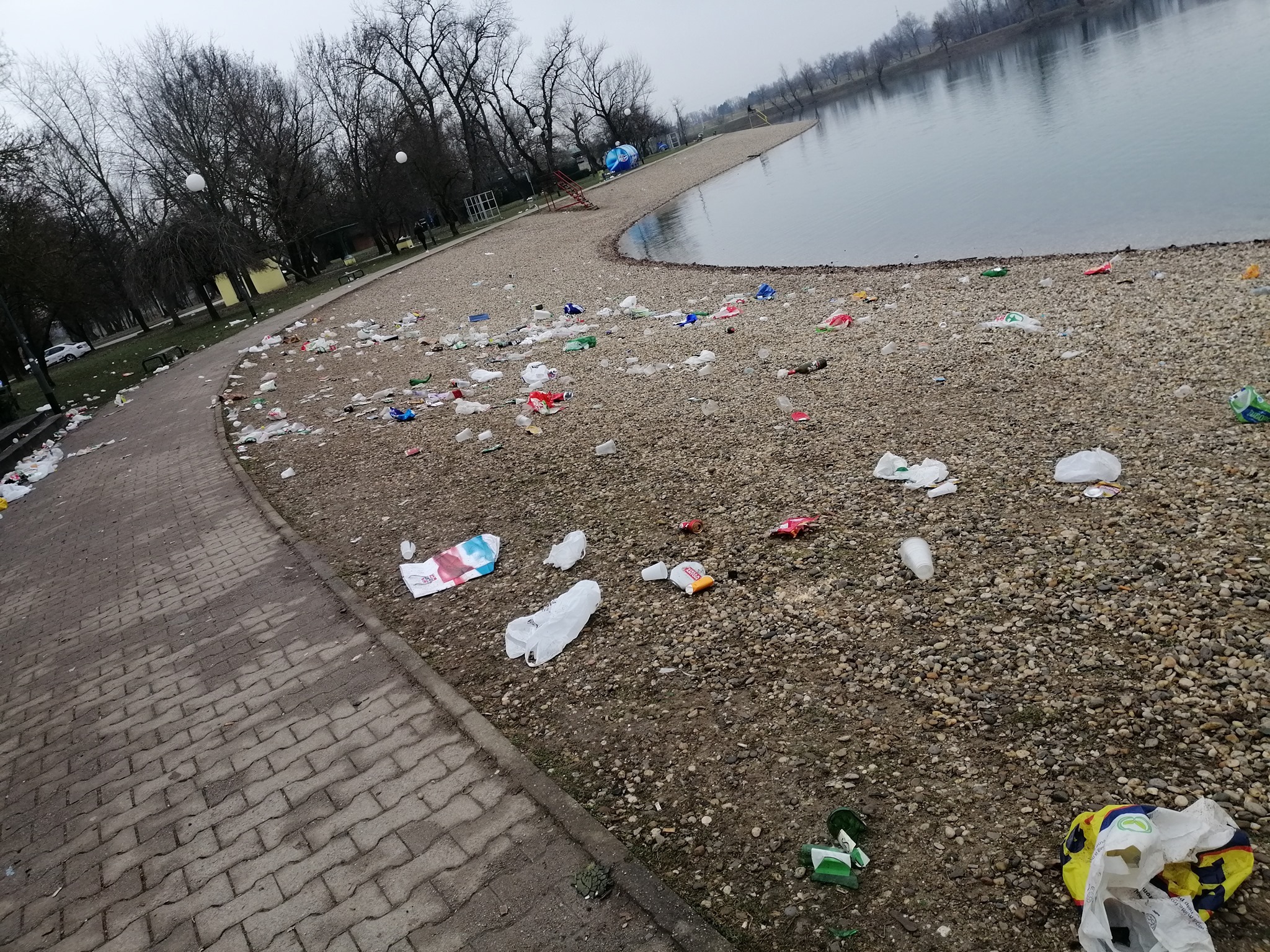 Več sto mladih popivalo in plesalo pozno v noč, za seboj pustili kupe smeti