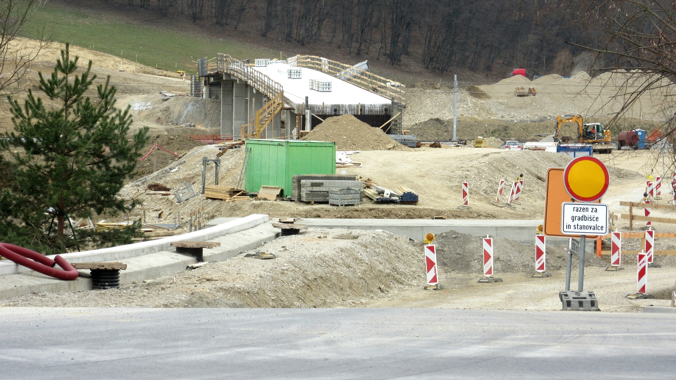 FOTO: Pričetek gradnje povezovalne ceste med železniškima prehodoma v Šentilju