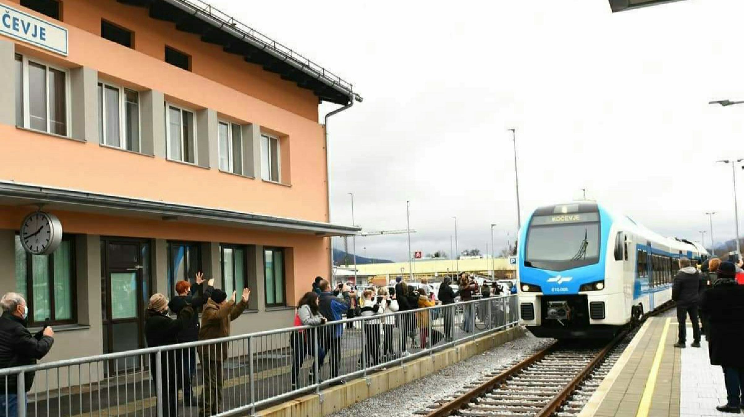 FOTO, VIDEO: Po prenovljeni kočevski železnici po več kot petdesetih letih znova tudi potniški promet