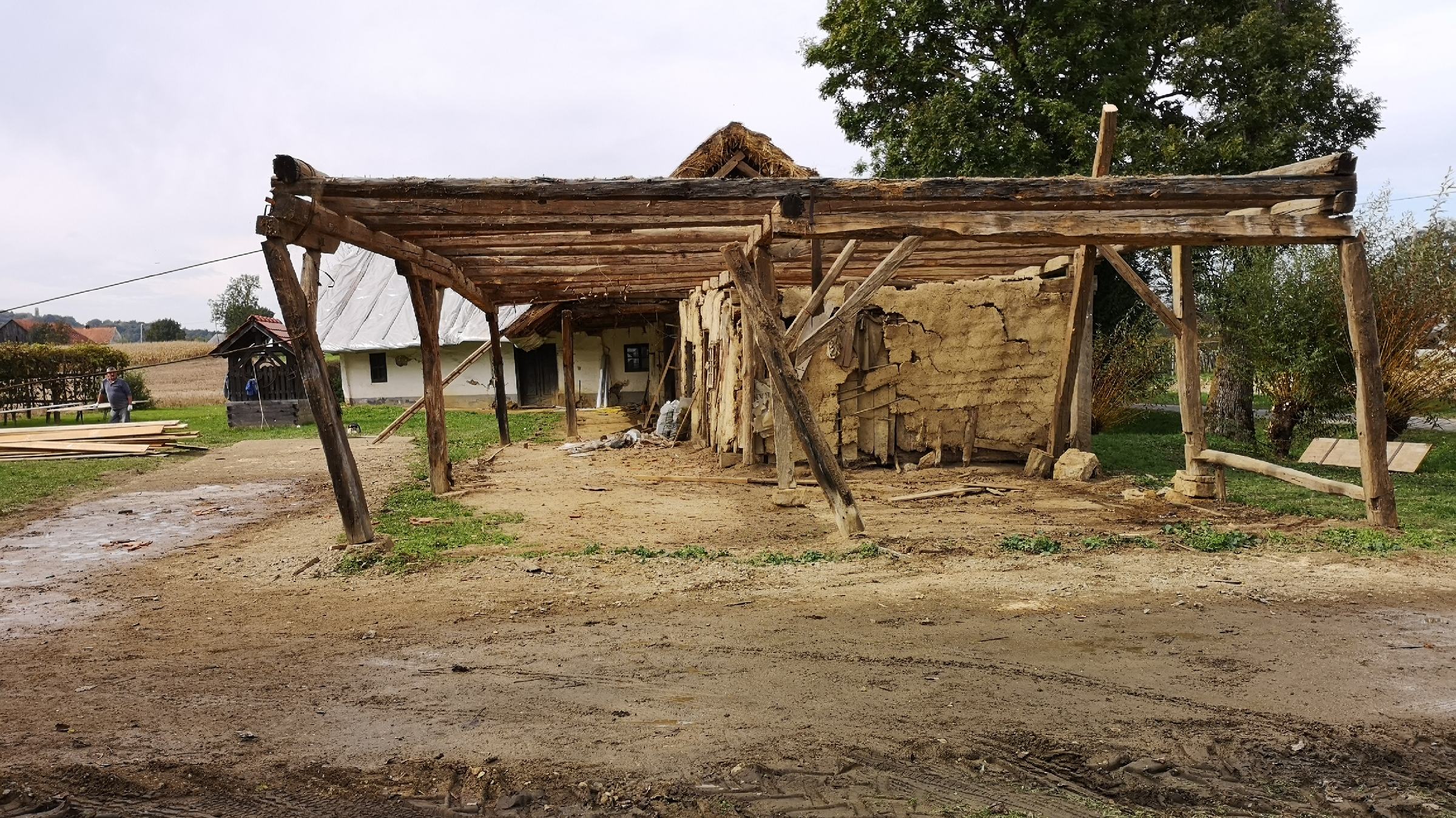 Občani Trnovske vasi s svojim delom znižali stroške obnove znamenite Simoničeve domačije