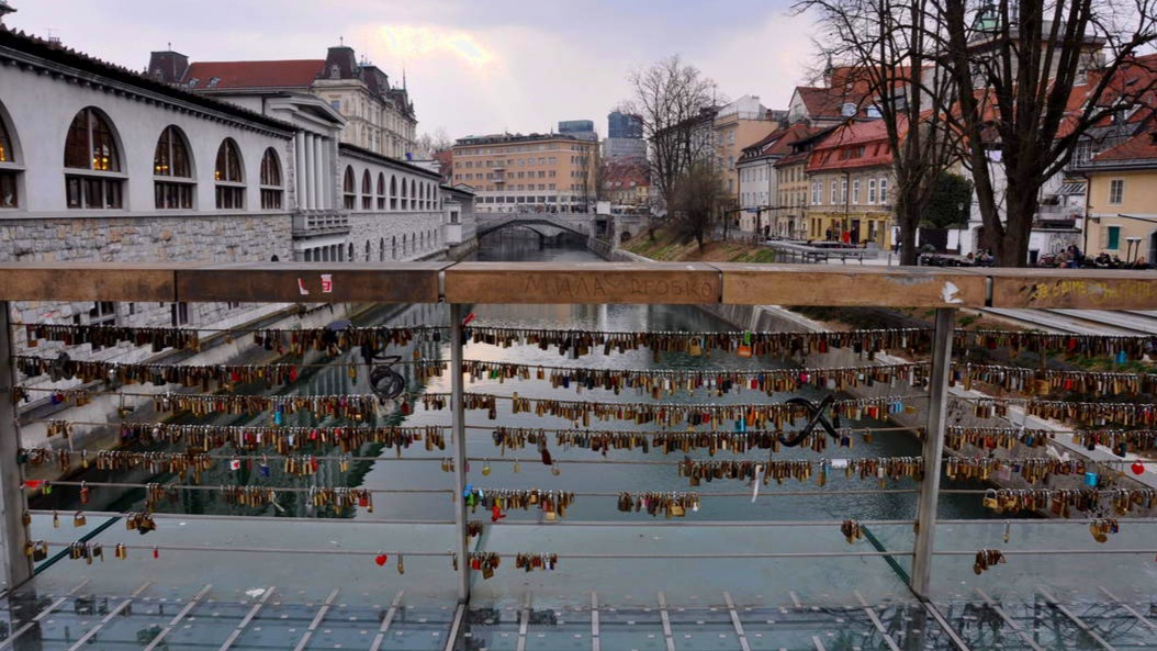 Ljubljančani predlagali vse od pretopitve ključavnic na Mesarskem mostu, do sedežnice in športnega avtobusa