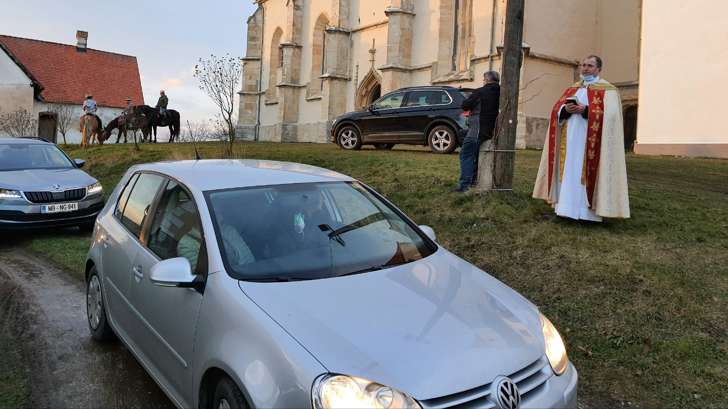 FOTO in VIDEO: Benedičani prejeli trikraljevski blagoslov kar v avtomobilih